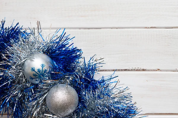 Синьо Срібний Різдвяний Вінок Прикрасами Білому Дерев Яному Фоні — стокове фото