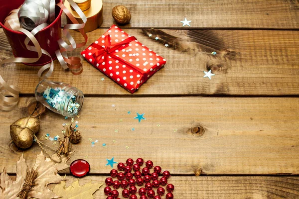 Verpackung Weihnachtsgeschenke Auf Dunklem Holzhintergrund Draufsicht — Stockfoto