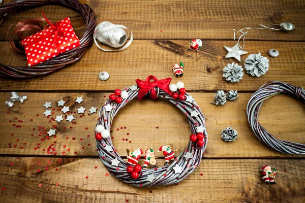 Corone Natale Fatte Mano Regali Natale Imballaggio Sfondo Legno Scuro — Foto Stock