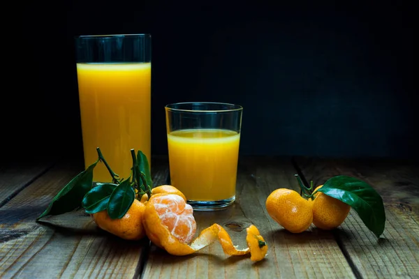 Vaso Zumo Naranja Mandarinas Con Hojas Sobre Fondo Rústico Madera —  Fotos de Stock