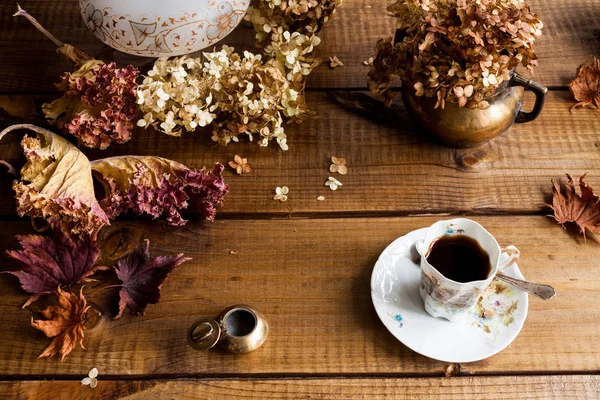 Herfst Stilleven Met Gedroogde Bladeren Einde Bloemen Eind Koffie Kopje — Stockfoto