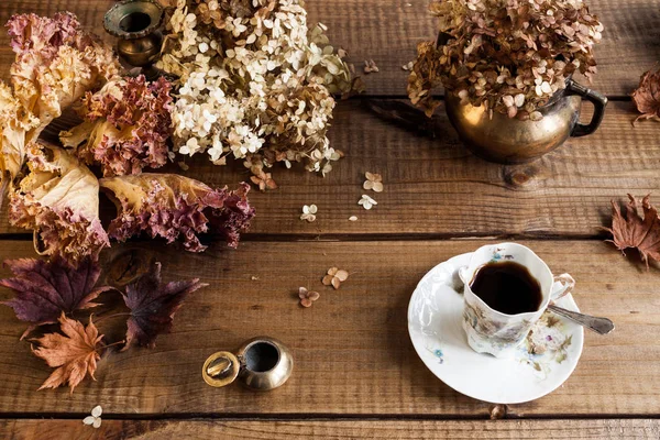 Herfst Stilleven Met Gedroogde Bladeren Einde Bloemen Eind Koffie Kopje — Stockfoto