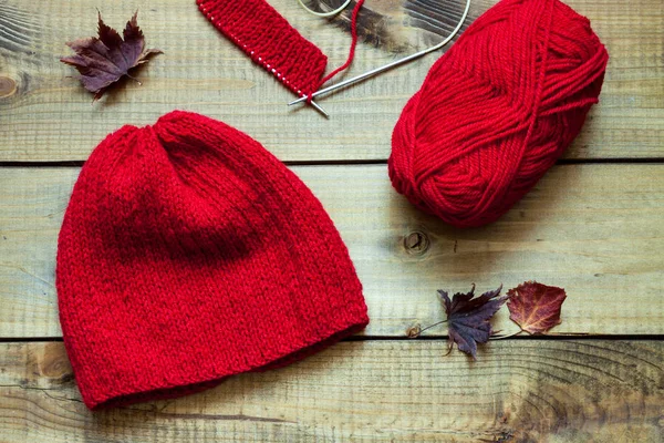 Laine Tricoter Rouge Aiguilles Tricoter Feuilles Séchées Sur Fond Bois — Photo