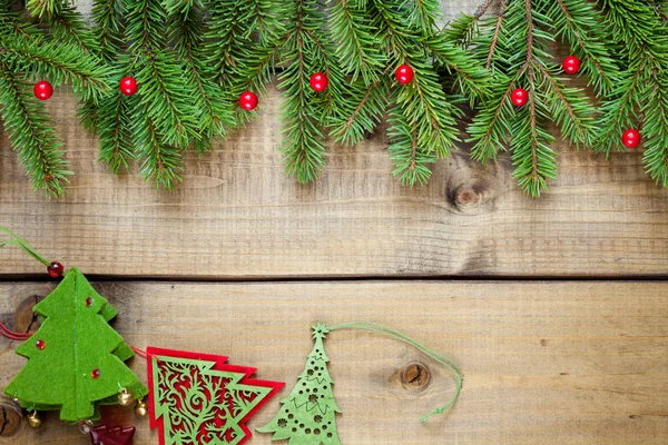 Breite Weihnachtsbordüre Aus Frischen Tannenzweigen Und Ornamenten Rot Auf Holzgrund — Stockfoto