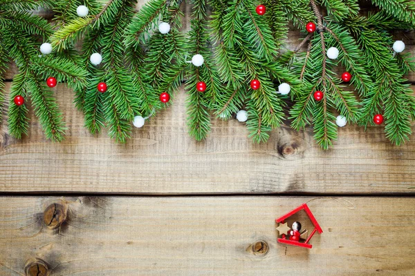 Breite Weihnachtsbordüre Aus Frischen Tannenzweigen Und Ornamenten Rot Und Weiß — Stockfoto