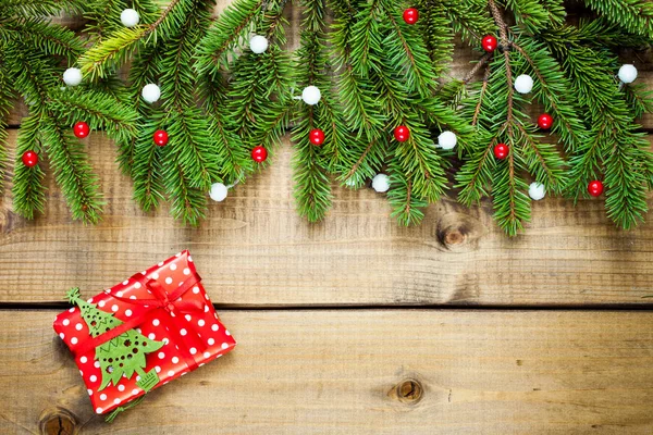 Breite Weihnachtsbordüre Aus Frischen Tannenzweigen Und Ornamenten Rot Und Weiß — Stockfoto