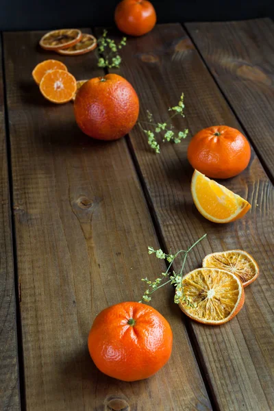 Rijp Citrus Fruit Sinaasappelen Tangerinnes Rustieke Donkere Tafel — Stockfoto