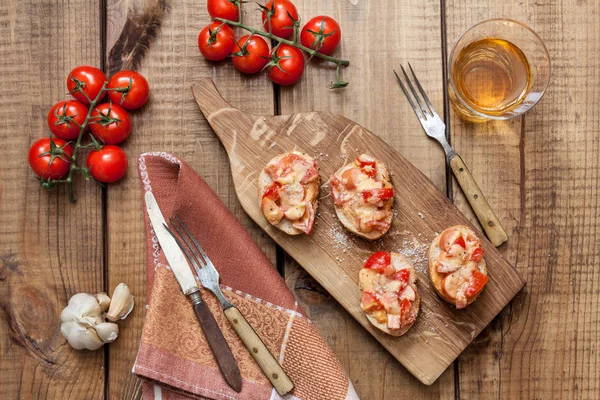 Toasts, Tomaten und Knoblauch. — Stockfoto