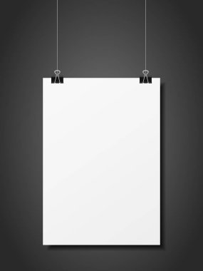 Katlanmış kağıt siyah arkaplanda asılı.