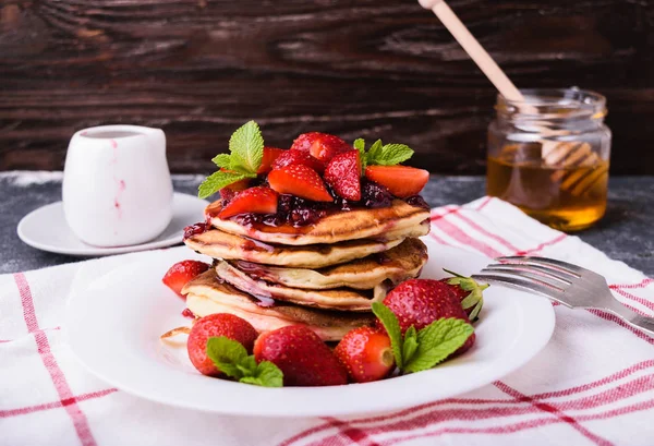 Deliciosos Panqueques Americanos Con Fresas Frescas Mermelada Hojas Menta Servido — Foto de Stock