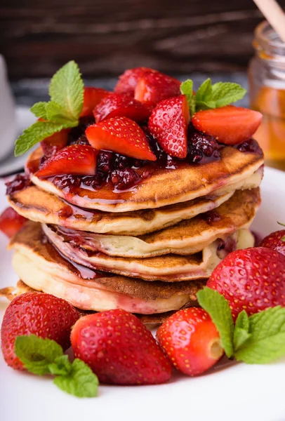 Deliciosos Panqueques Americanos Con Fresas Frescas Mermelada Hojas Menta Servido — Foto de Stock