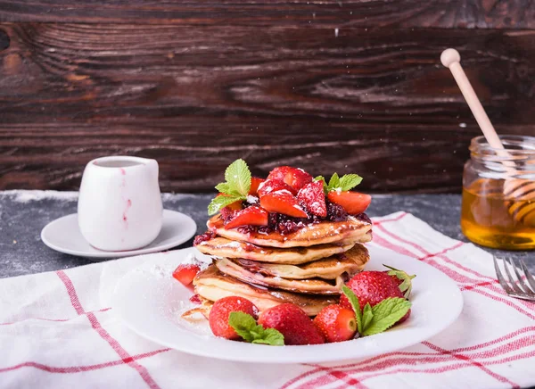 Délicieuses Crêpes Américaines Aux Fraises Fraîches Confiture Feuilles Menthe Servi — Photo