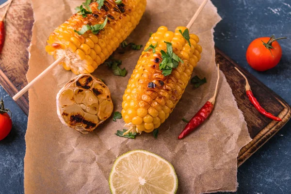 Grilled Corn Cobs Delicious Summer Snack Parsley Chili Peppers Lime — Stock Photo, Image
