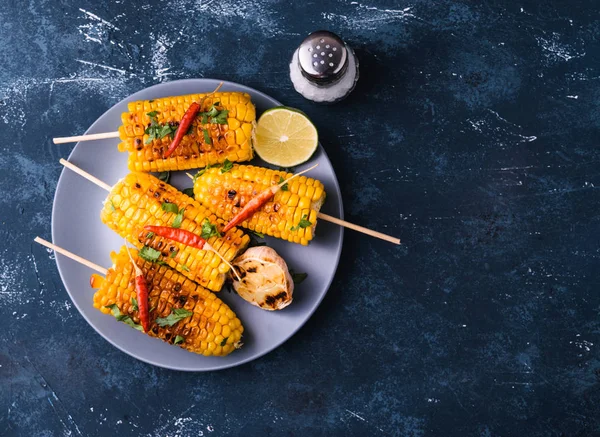 Grilled Corn Cobs Delicious Summer Snack Parsley Chili Peppers Lime — Stock Photo, Image