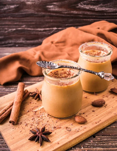 Postre Caramelo Toffee Frasco Espolvoreado Con Chocolate Rallado Sobre Tabla —  Fotos de Stock