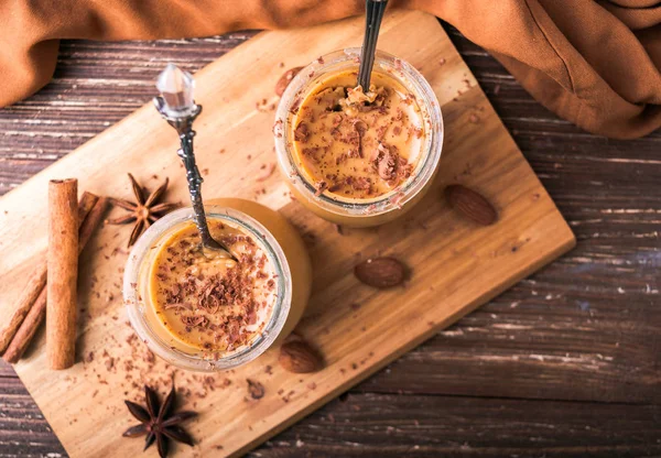 Postre Caramelo Toffee Frasco Espolvoreado Con Chocolate Rallado Sobre Tabla —  Fotos de Stock