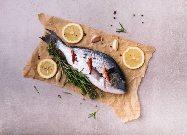 Peixe Dorado Fresco Dorado Ingredientes Cozinha Alecrim Temperos Limão Alho — Fotografia de Stock