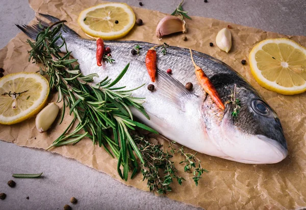 Peixe Dorado Fresco Dorado Ingredientes Cozinha Alecrim Temperos Limão Alho — Fotografia de Stock