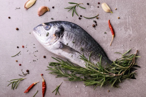 Peixe Dorado Fresco Dorado Ingredientes Cozinha Alecrim Temperos Alho Tomilho — Fotografia de Stock