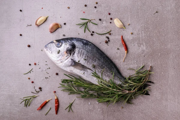 Peixe Dorado Fresco Dorado Ingredientes Cozinha Alecrim Temperos Alho Tomilho — Fotografia de Stock