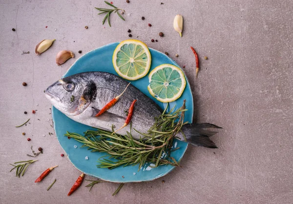 Peixe Dorado Fresco Dorado Ingredientes Cozinha Alecrim Temperos Limão Alho — Fotografia de Stock