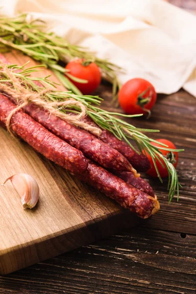 Kabanosy Saucisses Porc Polonaises Traditionnelles Fumées Sur Planche Découper Bois — Photo