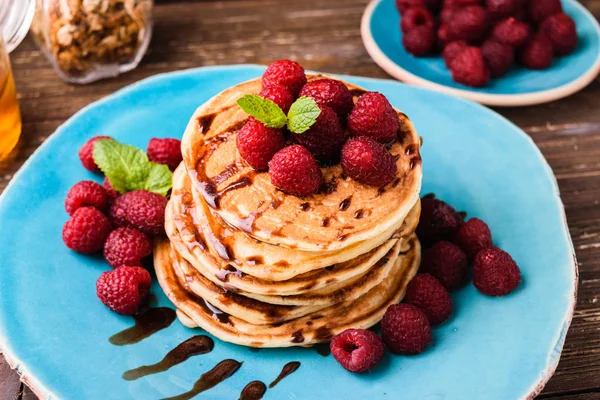 Crêpes Américaines Empilées Framboise Sirop Chocolat Décorées Feuilles Menthe Servi — Photo