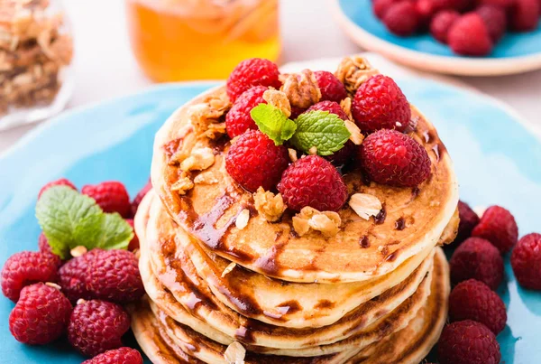 Crêpes Américaines Empilées Framboise Sirop Chocolat Saupoudrées Granola Décorées Feuilles — Photo