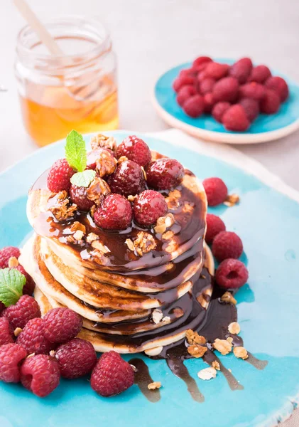 Panqueques Americanos Apilados Con Jarabe Frambuesa Chocolate Espolvoreado Con Granola — Foto de Stock