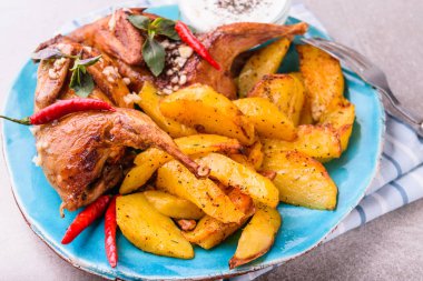 Patates ile kavrulmuş bıldırcınlar