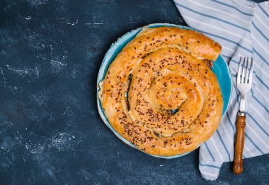 Geleneksel Balkan veya Türk pasta - toplu burek. Puf böreği bir plaka üzerinde pişmiş ev yapımı.