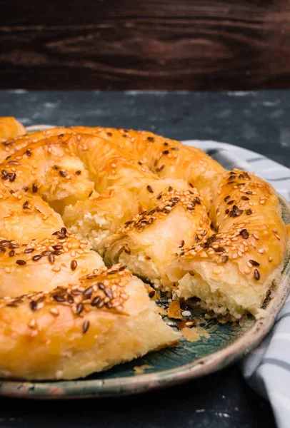 Geleneksel Balkan veya Türk pasta - toplu burek. Puf böreği bir plaka üzerinde pişmiş ev yapımı.