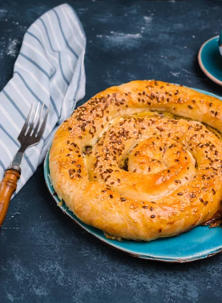 Geleneksel Balkan veya Türk pasta - toplu burek. Puf böreği bir plaka üzerinde pişmiş ev yapımı.