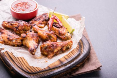 Fırında tavuk kanadı.