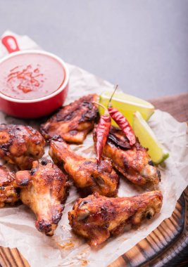 Fırında tavuk kanadı.