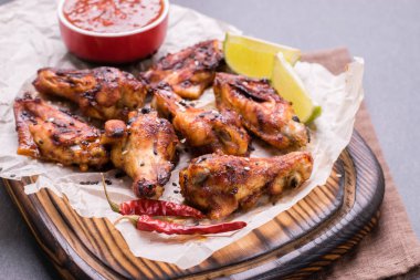 Fırında tavuk kanadı.