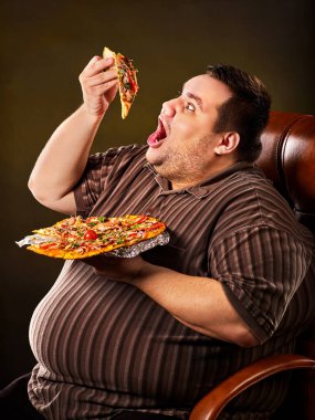 Şişman adam yemek lokanta dilim pizza. Kilolu kişi için kahvaltı.