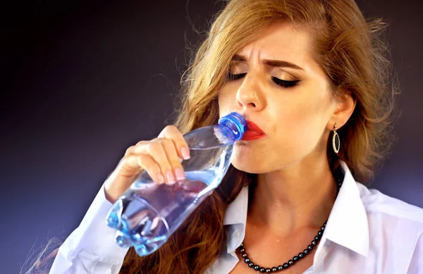 牙齿敏感女人从瓶子里喝凉水。突然牙疼. — 图库照片
