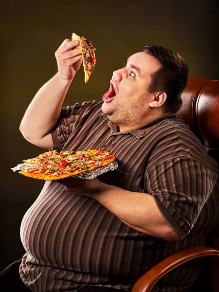 Fat man eating fast food slice pizza. Breakfast for overweight person. — Stock Photo, Image