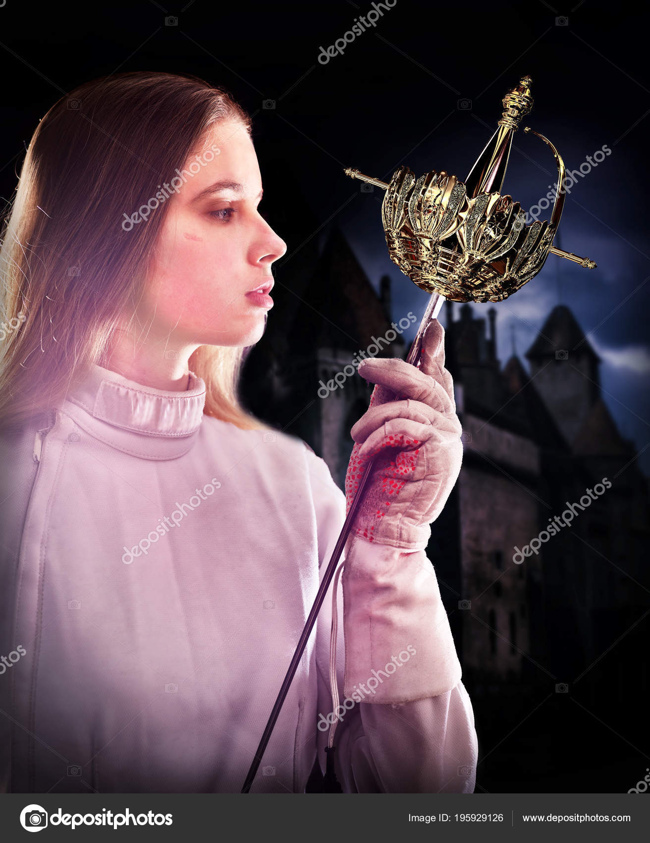 Jeune femme en robe médiévale avec une épée — Photographie ...