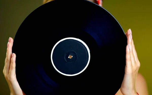 Retro kvinna med musik vinylskiva. Pin-up retro kvinnlig stil — Stockfoto