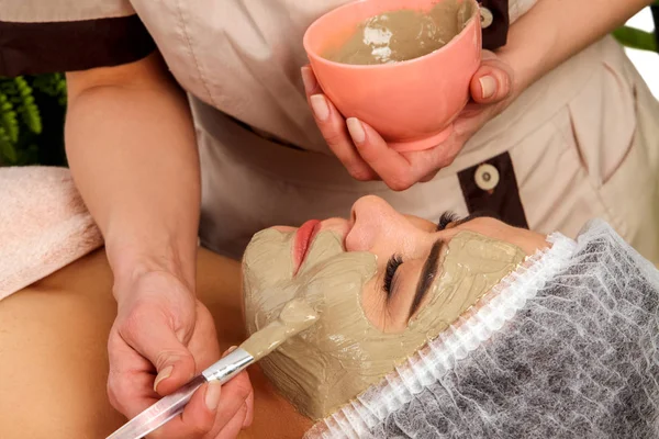 Masque facial en collagène. Traitement visage de la peau. Femme recevant une procédure cosmétique . — Photo