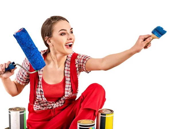 Reparera hem kvinna som håller paint roller för tapet. — Stockfoto