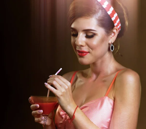 Дівчина п'є кривавий коктейль Мері. Штифт-ап ретро жіночий стиль . — стокове фото