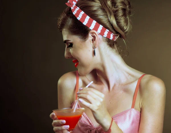 Pin up ragazza bere sanguinosa Mary cocktail. Pin-up stile femminile retrò . — Foto Stock