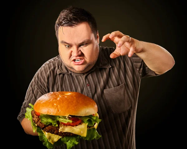 Şişman adam yemek lokanta hamberger. Kilolu kişi için kahvaltı. — Stok fotoğraf