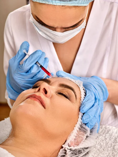 Dermal fillers läppar av kvinna i spasalong med kosmetolog. — Stockfoto