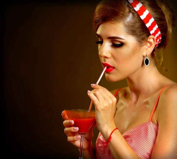 Pin up girl drink bloody Mary cocktail. Pin-up retro female style. — Stock Photo, Image