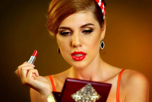 Fille en pin up style rétro maquillage . — Photo