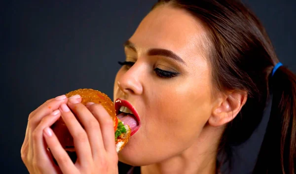 Hamburger yemek kadın. Kız lokanta yemek istiyor. — Stok fotoğraf